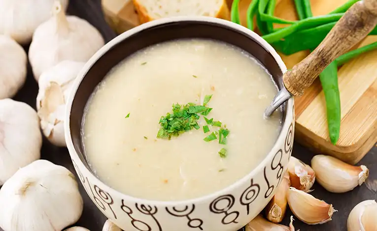 سوپ سیر غذای وگان به سبک ایتالیایی