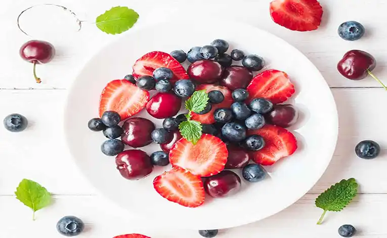 توت ها و برخی میوه های دیگر پروتئین بالا و کالری کمی دارند.